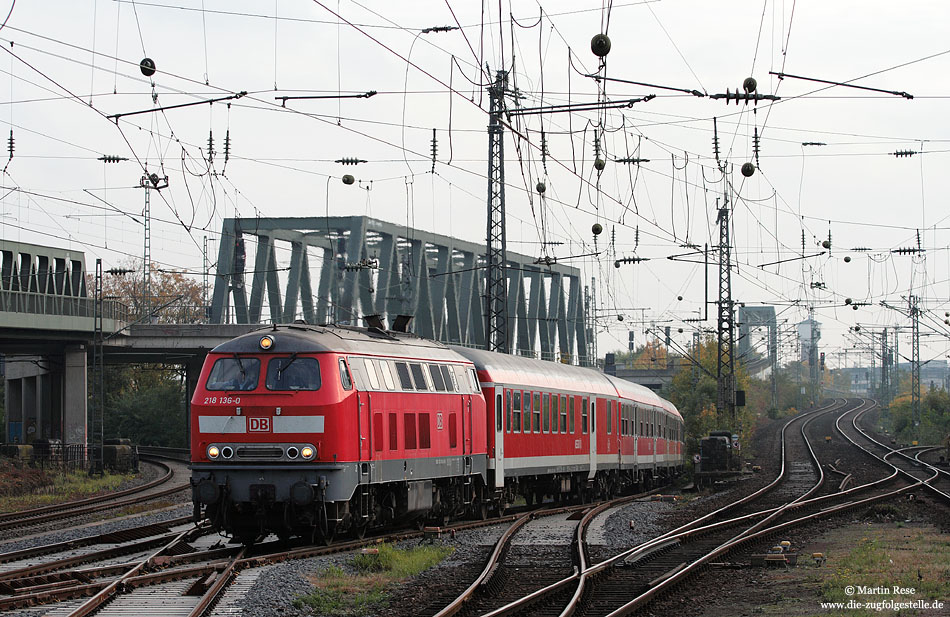 Starten wir unsere Reise mit der Baureihe 218 durch die Eifel in Köln Messe/Deutz: aus Köln Deutzerfeld kommend wird der RE 12081 nach Trier in Köln Deutz bereitgestellt. 24.10.2009