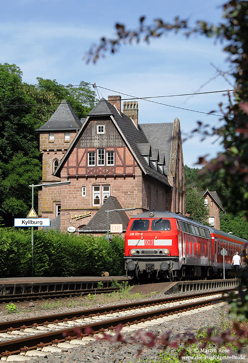 Der südliche Abschnitt der Eifelstrecke ist geprägt von fotogenen Bahnhofsgebäuden. Vor dem des Bahnhofs Kyllburg kommt die 218 137 mit dem RE 12085 nach Trier zum Halten. 17.6.2009