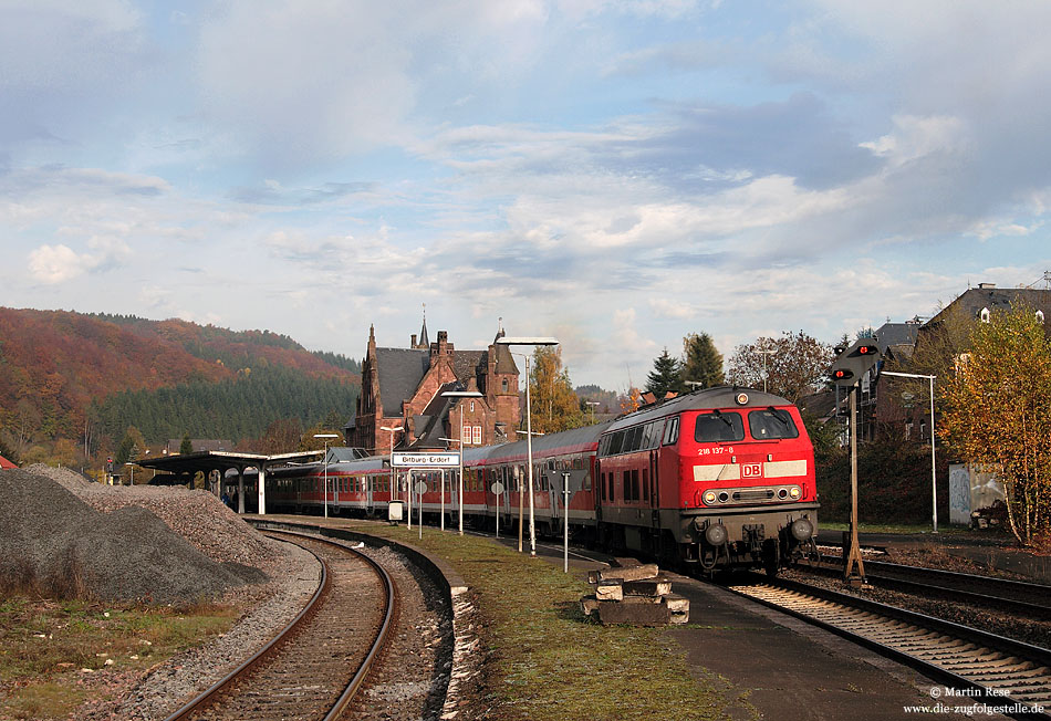 Ein weiteres Foto aus Bitburg Erdorf entstand am 30.10.2009. Hier verlässt der RE12075 nach Trier den Bahnhof.