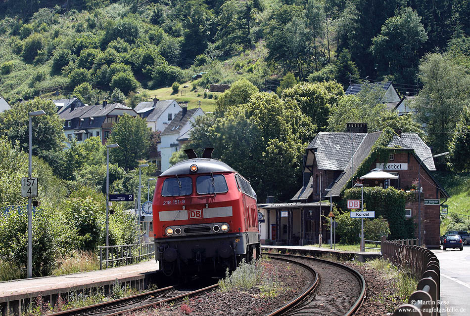 Neben den Regionalexpress-Zügen der Relation Köln – Trier wurden zwischen Trier und Gerolstein auch wenige, dem Schülerverkehr dienenden Regionalbahnen, mit der Baureihe 218 bespannt. Mit der RB12837 nach Gerolstein legt die 218 151 in Kordel einen kurzen Halt ein. 17.6.2009