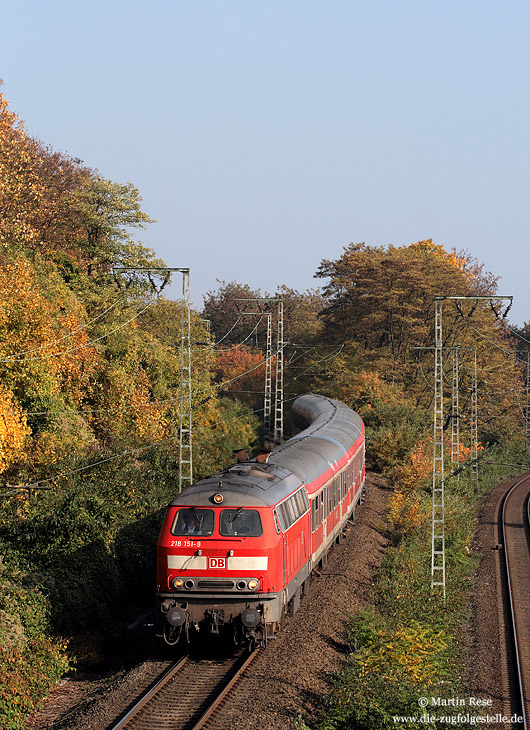 In einem großen Bogen hat der RE12079 den Kölner Betriebsbahnhof umfahren und erreicht in Kürze Köln West. 30.10.2009