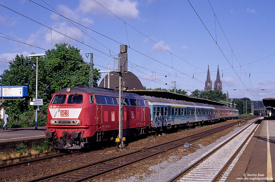 Ebenfalls in Köln Deutz entstand die Aufnahme der 218 190 mit dem RE 22660 aus Trier. Diese Lok gehörte zu den ersten Lokomotiven dieser Baureihe beim Werk Trier und war dort bis zum 30.6.2005 in Einsatz. Aufgrund der beschmierten Wagenparks lud die Eifelstrecke seinerzeit nicht wirklich zum Fotografieren ein! 12.7.2001