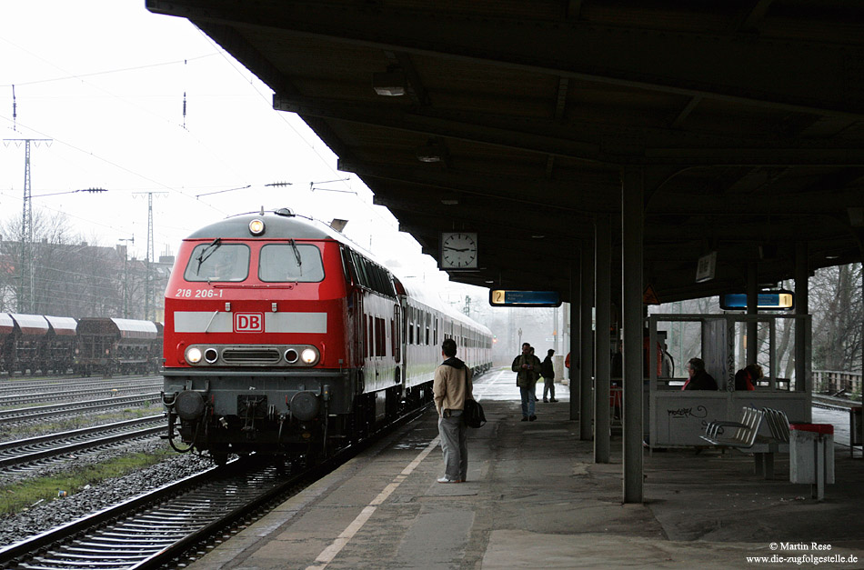 Am verregneten 5.3.2007 hat der RE12080 in Köln West den Großteil der 182 km langen Strecke durch die Eifel hinter sich und wird in wenigen Minuten sein Ziel Köln Deutz erreicht haben.