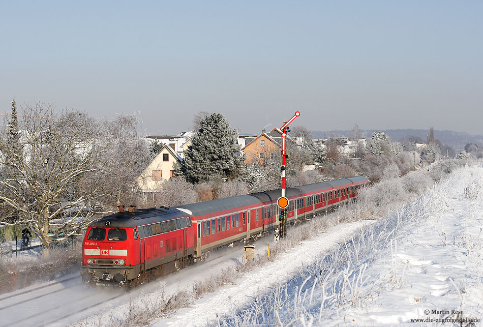 Am kalten 6.1.2009 wirbelt der RE 12078 nach Köln Deutz am südlichen Einfahrsignal des Bahnhofs Weilerswist den Schnee auf.