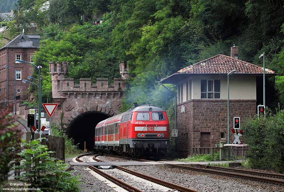 Mit dem RE 12079 hat die 218 216 den Bahnhof Kyllburg pünktlich verlassen und verschwindet akustisch eindruckvoll im Kyllburger Tunnel. 29.8.2008