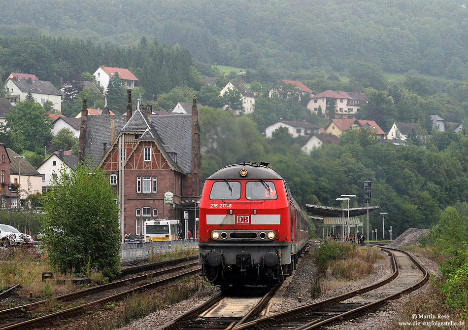 Mit dem RE 12078 nach Köln Deutz verlässt die 218 217 den Bahnhof Bitburg Erdorf. 29.8.2008 