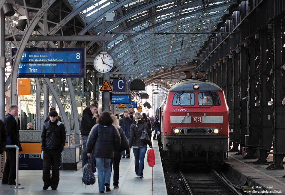 In Köln Hbf, Gleis 8 steht der RE 12079 abfahrbereit nach Trier. 9.12.2009