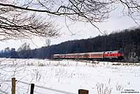 Bis zum Fahrplanwechsel im Dezember 2008 fuhren die Wendezüge auf der KBS 474 mit der Lok Richtung Köln. Bei Satzvey rollt die 218 128 mit dem RE12083 ohne viel Mühe dem nächsten Halt Euskirchen entgegen. 4.3.2005