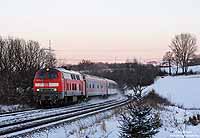 Zu den letzen 218 des Bh Trier zählte auch die ehemalige „City-Bahn-Lok“ 218 137. Im letzten Licht des 6.1.2009 fährt diese Lok mit dem RE 12085 bei Scheven nach Trier.