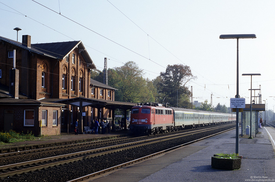 110 324 mit RE24162 Osnabrück - Bremen bei der Einfahrt in Syke auf der Rollbahn