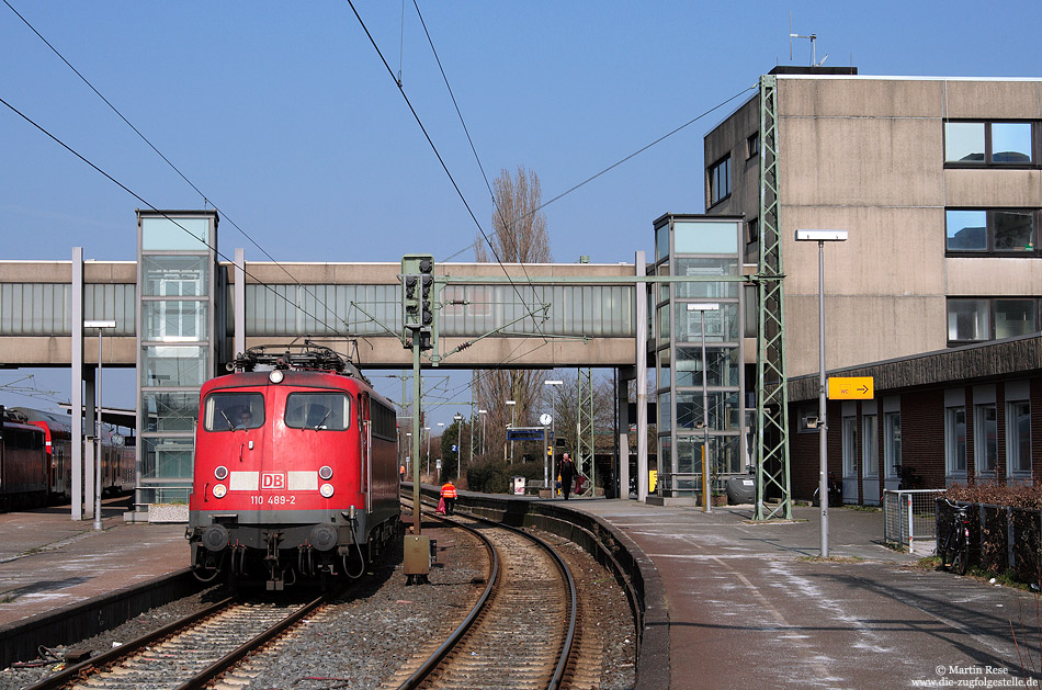 Emslandstrecke, 110 489 mit RE14149 Emden - Rheine in Emden Hbf
