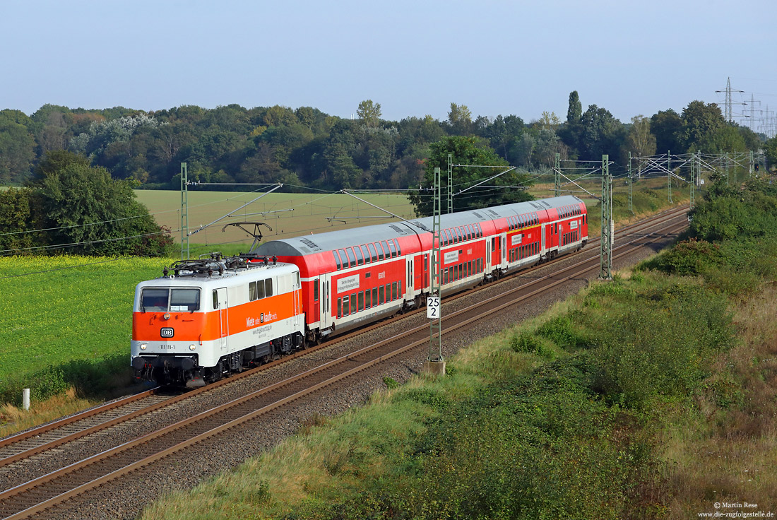 111 111 von DB-Gebrauchtzug in kieselgrau/oranger Lackierung mit National Express-Ersatzzug bei Köln Berliner Straße