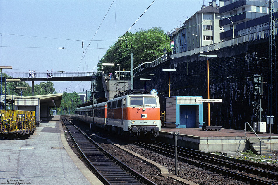 111 138 mit S8 in Wuppertal Elberfeld kurz vor der Umbenennung in Wuppertal Hbf