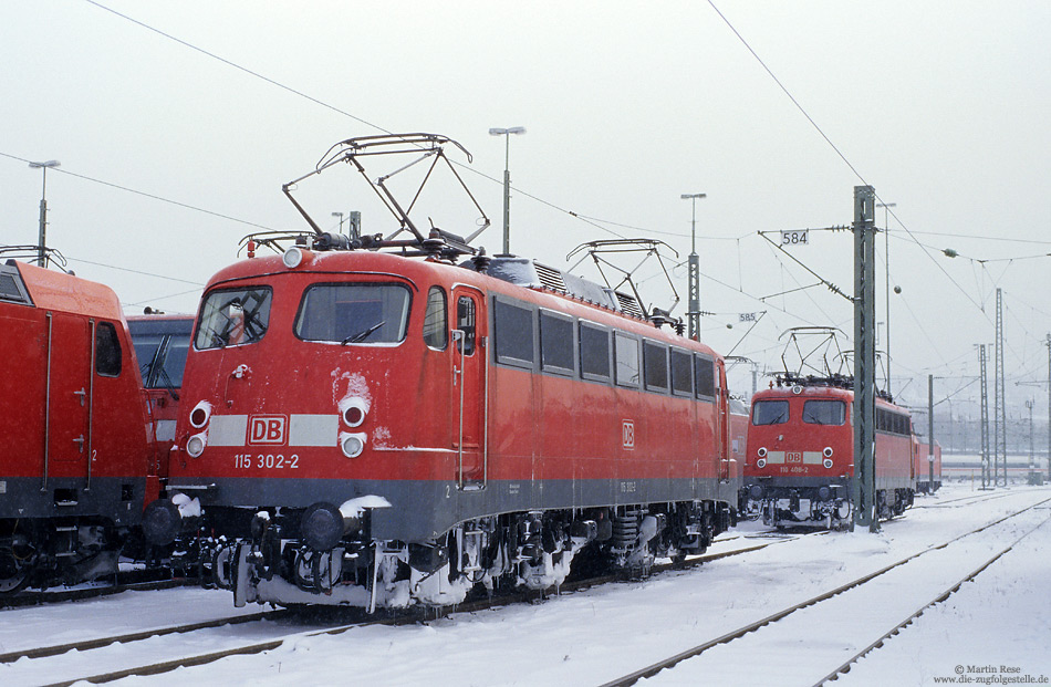 115 302, ehemals 110 302, abgestellt im verschneiten Abstellbahnhof Stuttgart Rosenstein