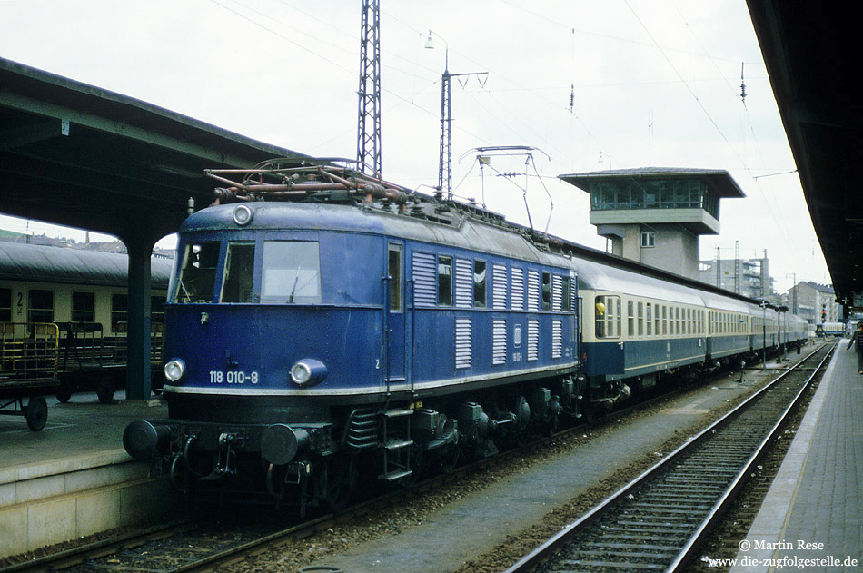 118 010 mit D2656 in Würzburg Hbf mit Stellwerk