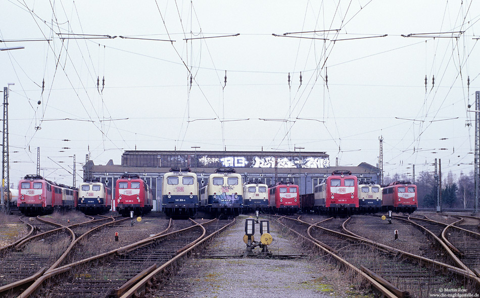 Abgestellte Lokomotiven der Baureihe 140 vor dem Schuppen im Bw Hamm