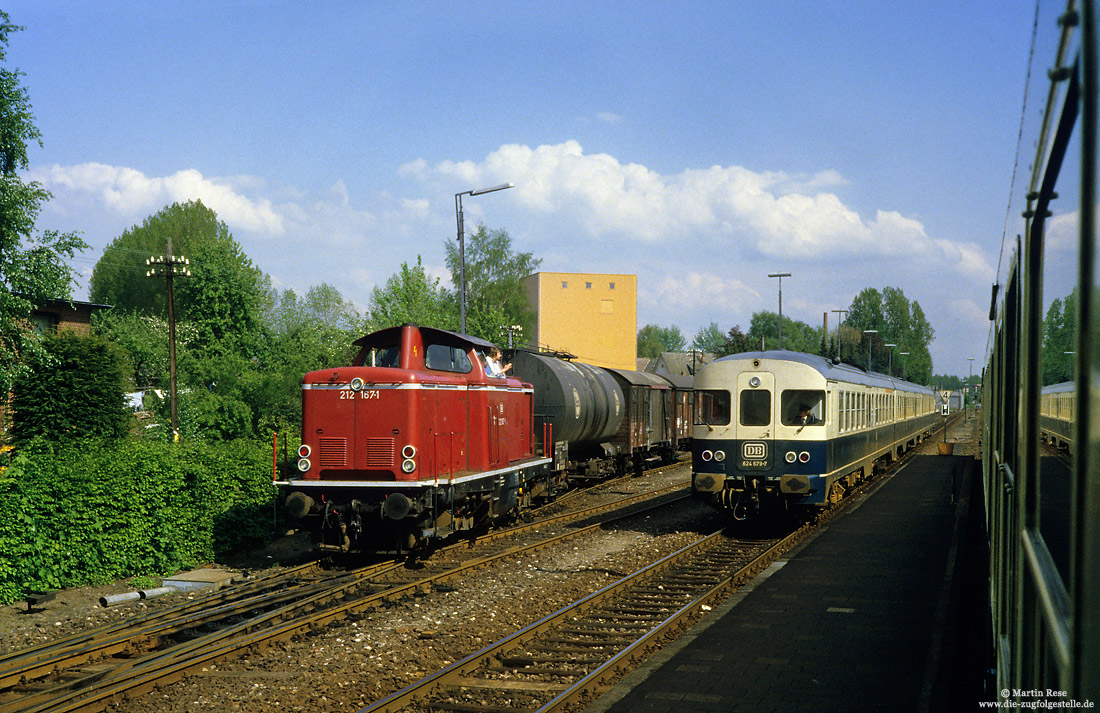rote 216 167 neben 624 679 im Bahnhof Dissen Bad Rothenfelde, 1.6.1984