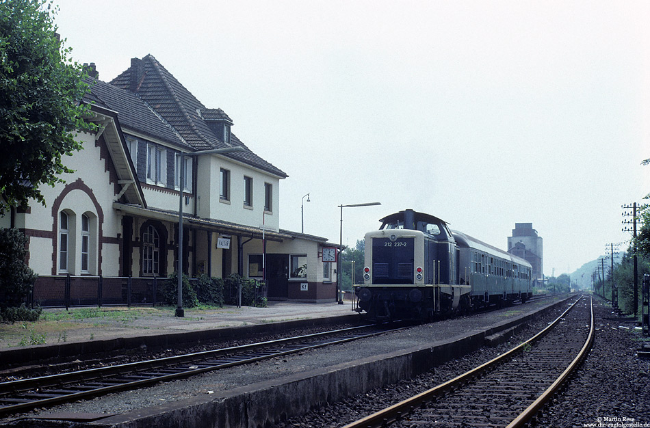 212 237 vom Bw Krefeld mit N8923 Kleve - Duisburg im Bahnhof Kalkar