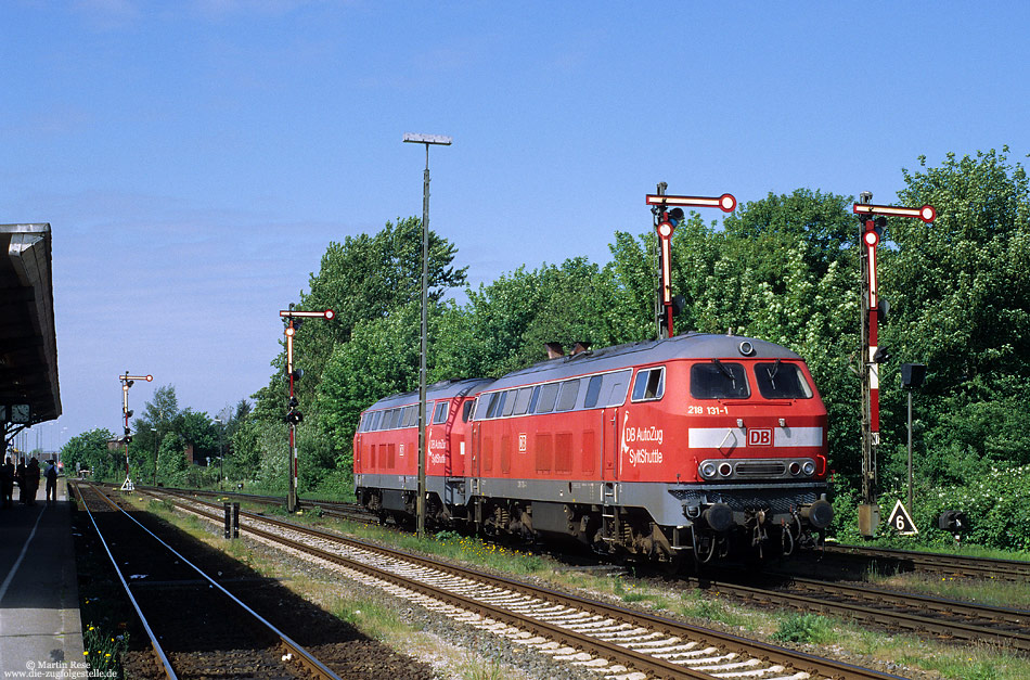 218 131 und 215 913, ehemals 215 215 127, von DB-Autozug im Bahnhof Niebüll 