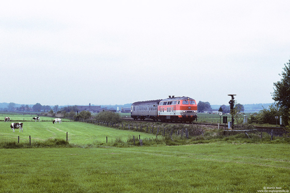 Mit dem E3785 Nimwegen - Kleve passiert die 218 148 die Grenze Deutschland - Niederlande bei Kranenburg