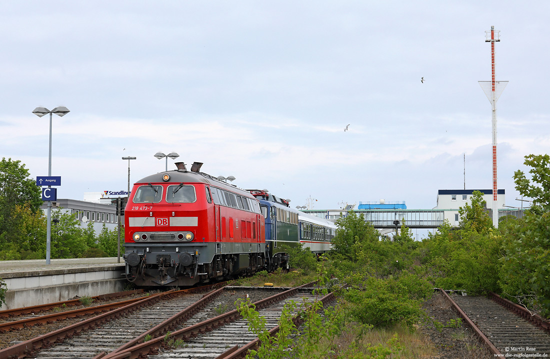 218 873 in verkehrsrot mit TRI-Zug im Bahnhof Puttgarden