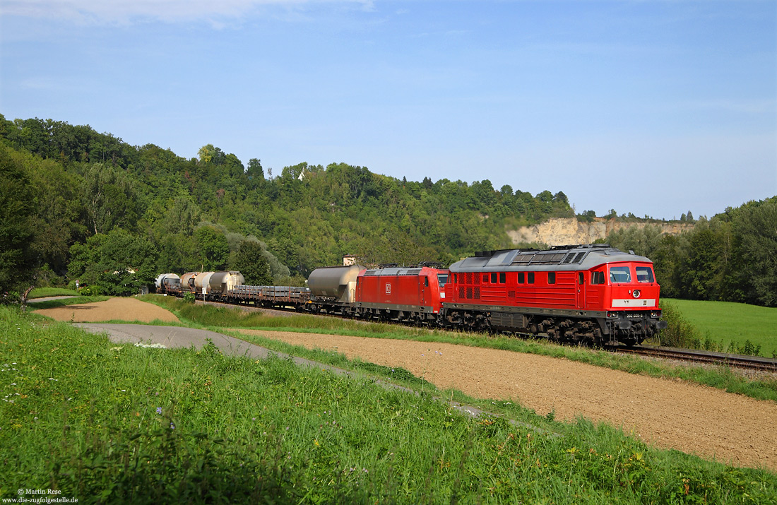 Nachdem das Gleis innerhalb der Baustelle des Rastatter Tunnels absackt, muss die Rheintalbahn für mehrere Wochen gesperrt werden. Da es kaum Alternativstrecken für den Umleiterverkehr gibt wird ein Teil der Güterzüge über Plochingen und der nicht elektrifizierten Strecke Tübingen - Horb umgeleitet. Auf dem fahrleitungslosen Streckenabschnitt leisten Diesellokomotiven Vorspann. Bei Bad Niederau hat die 232 609 am 30.8.2017 den EZ46287 nach Basel, samt Zuglok 185 080, am Haken.