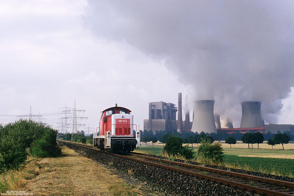 290 174 auf der Strecke Rommerskirchen - Niederaussem mit Kraftwerk im Hintergrund