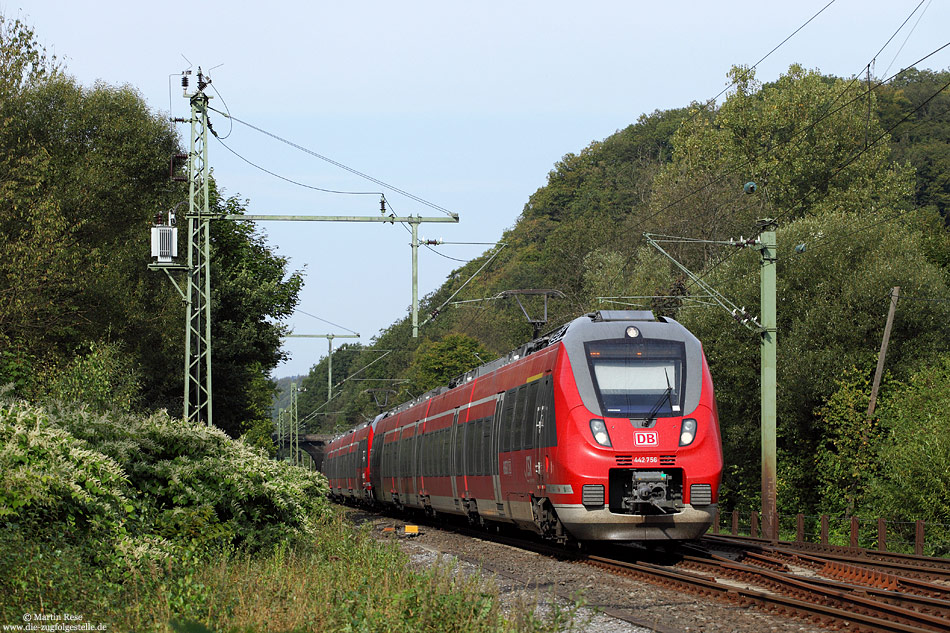 Am 10.9.2012 fährt der 442 756 und 257 als RE10907 (Aachen – Siegen) in Schladern (Sieg) ein.