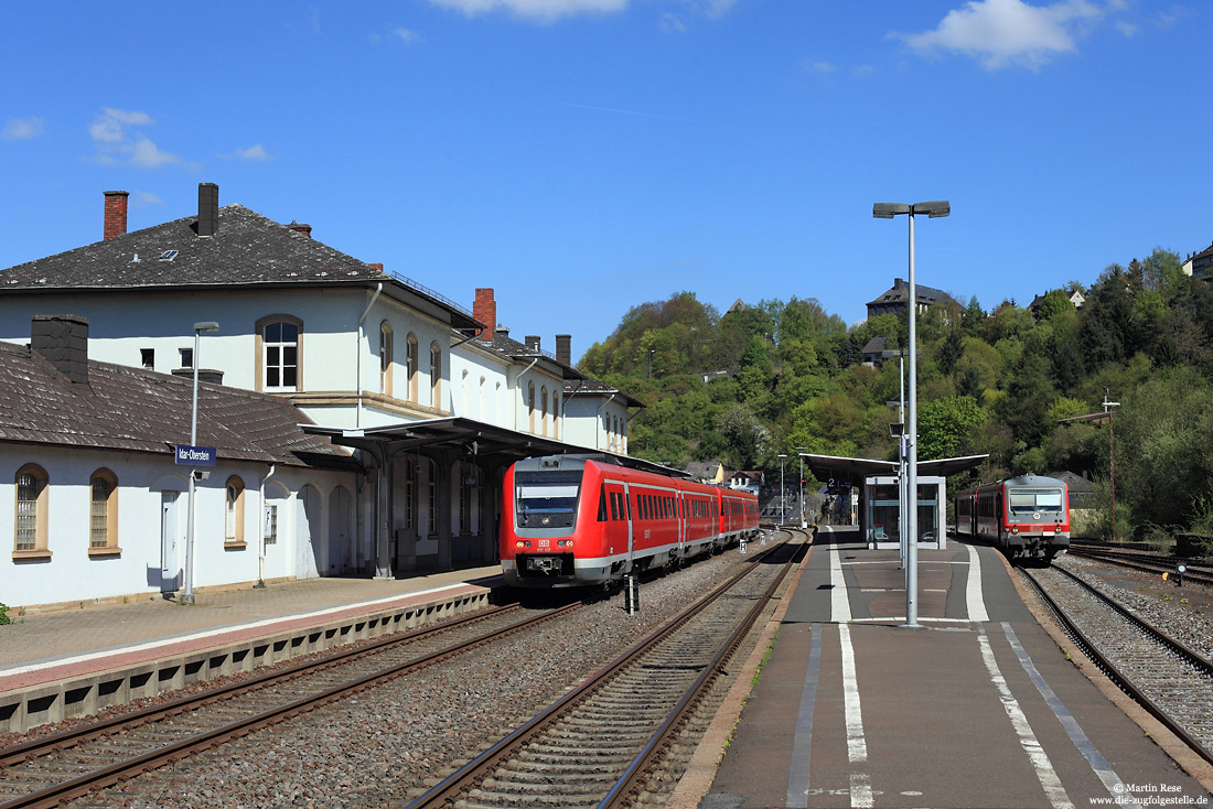 612 621 in verkehrsrot in Idar-Oberstein auf der Nahetalbahn