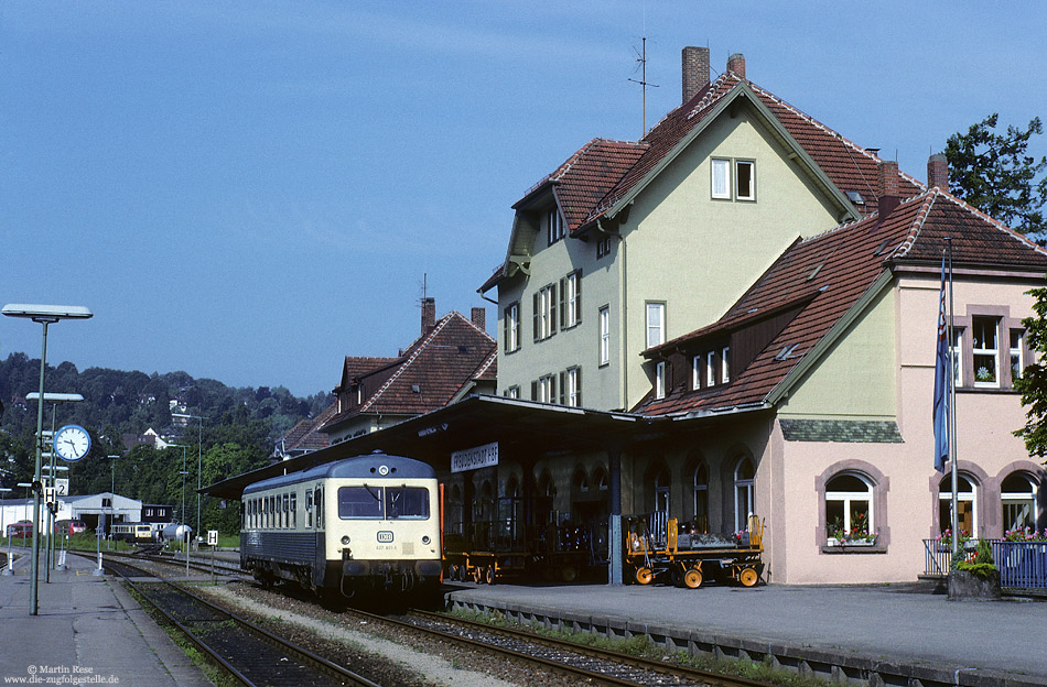 627 001 vom Bw Tübingen am 19.6.1990 im Bahnhof Freudenstadt Hbf