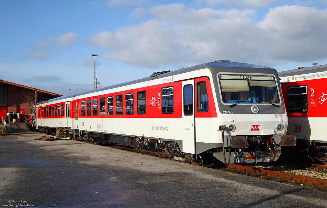 Fernverkehr 628 521 für den Syltshuttle Plus im Bahnhof Westerland
