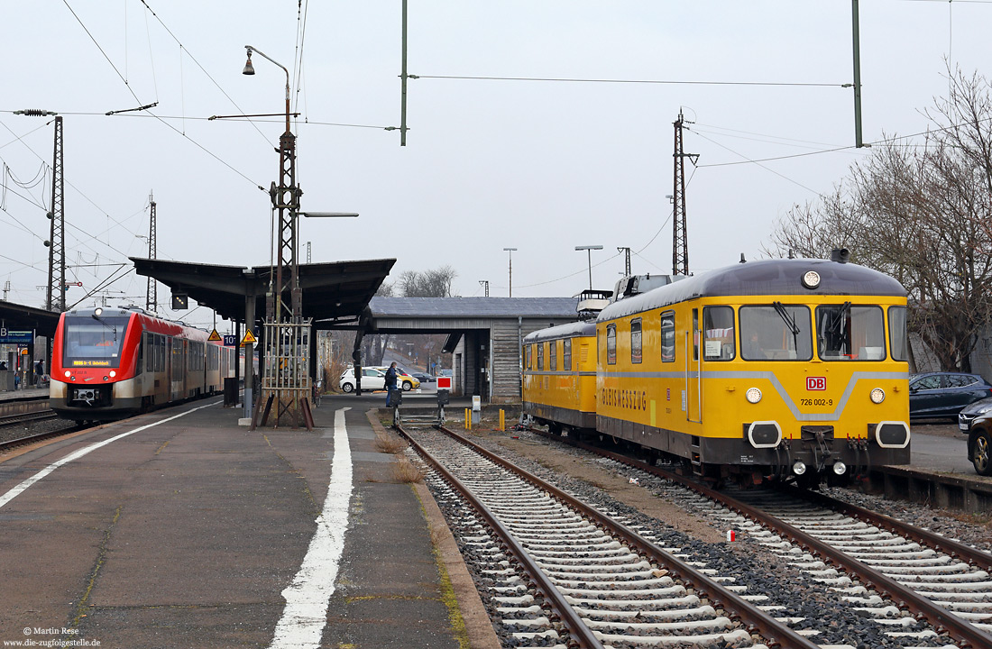 Als letzter seiner Art ist der Schienenprüfzug 726 002/725 002 bei der Deutschen Bahn im Einsatz. Am Morgen des 3.3.2021 rückt der, 1974 auf der Basis der TVT-Baureihe 701 gebaute,Triebwagen zur Messfahrt aus. Hinter dem Motorwagen 725 002 verbirgt sich der Schienebus 798 676 aus dem Jahr 1959. Im Januar 2022 wird auch dieser Oldie ausgemustert.