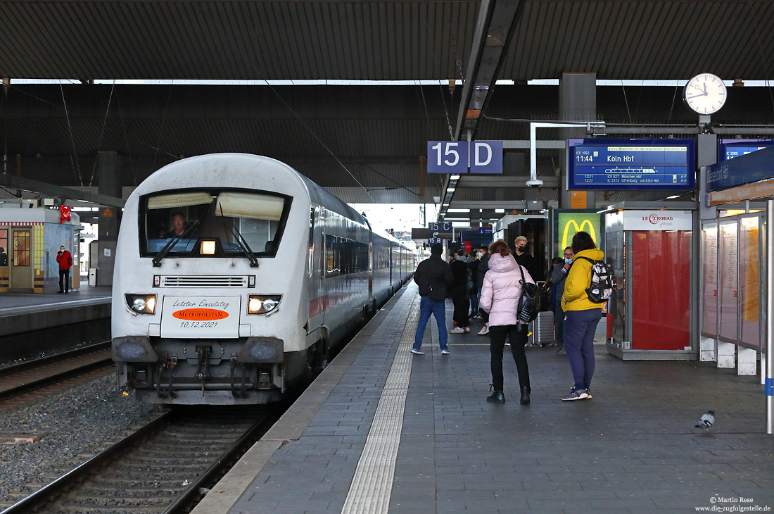 Zum Fahrplanwechsel werden die ehemaligen Metropolitan-Zuggarnituren abgestellt. Zuletzt kamen die beiden Züge als ICE im Wochenendverstärker zum Einsatz. Anlässlich des letzten Einsatztages ist der Steuerwagen des ICE1052 am 10.12.2022 entsprechend beschriftet, fotografiert in Düsseldorf Hbf.
