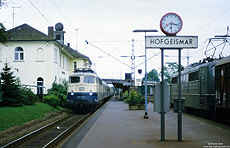 110 372 mit D972 im Bahnhof Hofgeismar, nebenan Güterzug mit grüner 151