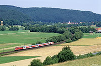 110 405 mit dem RE25513 Kassel Hbf – Fulda bei Neuenkirchen im Haunetal  