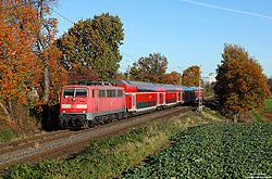 111 111 in verkehrsrot mit RE4 nach Aachen im Herbst bei Lindern auf der Grenzlandstrecke