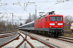 Auch die noch verhältnismäßig junge Baureihe 112.1 findet zunehmend bei privaten EVU eine neue Heimat. Am 24.2.2023 rangiert die an das Unternehmen Weser-Ems-Eisenbahn verkaufte 112 189 in Crailsheim.