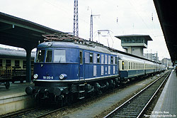 118 010 mit D2656 in Würzburg Hbf mit Stellwerk