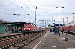 120 123 mit Fernverkehrszug IC1948 im Bahnhof Sangerhausen