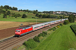 120 132 in verkehrsrot zwischen Uhingen und Eberbach auf der Filstalbahn mit InterCity
