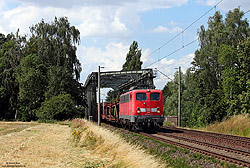 140 850 in verkehrsrot mit Güterzug bei Peine