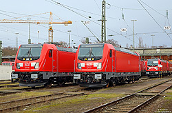 Im Herbst 2016 treffen in Stuttgart die ersten Lokomotiven der Baureihe 147 ein, die zunächst nur für die Lokführerausbildung genutzt werden. Am ersten Weihnachtstag 2016 stehen sich gleich mehrere dieser Lokomotiven im Bw Stuttgart die Radreifen platt.