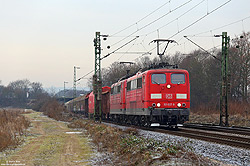 Zum 31.12.2016 wurde der komplette Bestand der Baureihen 151 und 155 an das Unternehmen Railpool verkauft und die Lokomotiven wieder angemietet. Noch mit dem DB-Keks versehen, zieht die 151 037 zusammen mit der 151 012 den EZ51845 am 17.1.2016 zwischen Bonn-Beuel und Menden nach Gremberg.  