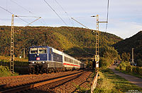 Im letzten Licht fährt die 181 201 mit dem IC132 bei Winningen auf der Moselstrecke nach Luxembourg