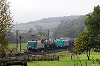 Unterwegs im Haunetal begegnen sich bei Oberhaun die 185 550 von Rail4chem und 185 610 