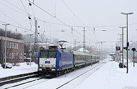 Am winterlichen 4.2.2010 verlässt die 185 CL001 mit der ERB9022 nach Mönchengladbach den Bahnhof Wuppertal Oberbarmen.