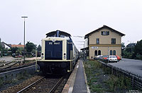 212 044 vom Bw Karlsruhe im Bahnhof Mußbach