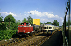 rote 216 167 neben 624 679 im Bahnhof Dissen Bad Rothenfelde, 1.6.1984