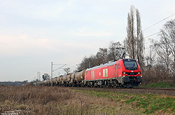 Im Sommer 2022 übernahm DB-Cargo sechs Zweikraftlokomotiven vom Typ Stadler Eurodual (Baureihe 159) per Leasingvertrag vom Unternehmen European Loc Pool. Am 22.2.2023 poltert die 2159 220 mit einem Kesselwagenzug zwischen Brühl und Sechtem in Richtung Süden.
