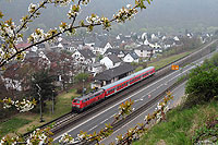 Mit der RB12717 (Dernau – Remagen) macht die 218 137 in Walporzheim Station. 19.4.2010